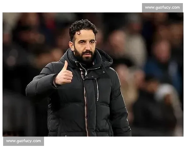 退场时喊出 “加油”！阿莫林的笑容里藏着曼联的温度